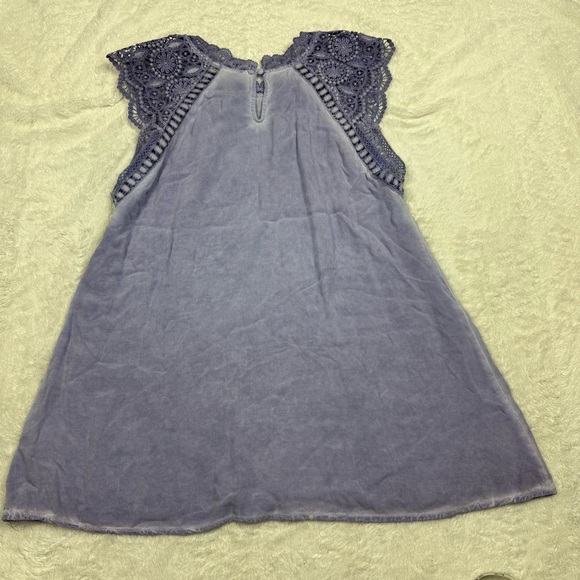 Andree Blue Lace Sleeveless Top - Picture 6 of 6